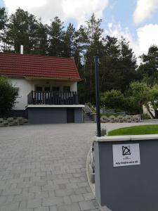 uma casa com um sinal em frente em Ady Apartmanház em Orfű