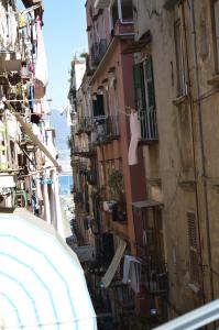 vista su una strada con edifici e sull'oceano di CriSè Home a Napoli
