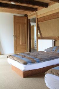 庫斯特丁根的住宿－Pension Will，一间卧室设有两张双层床和一扇开放式门