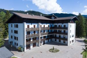 une vue aérienne sur un bâtiment dans l'établissement Casa Santa Maria, à Folgaria