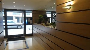 um corredor com uma parede de painéis de madeira numa casa em Appart T2 standing tout confort avec balcon - parking en option em Lyon