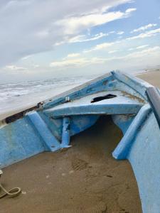 セリニャンにあるBeach, Wine, Dining, Sports, Summer, Winterの海辺のビーチに座る青い船