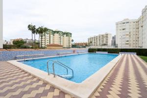 ein Swimmingpool mitten in einem Gebäude in der Unterkunft APARTAMENTO ROMA XI in Playa de Gandia