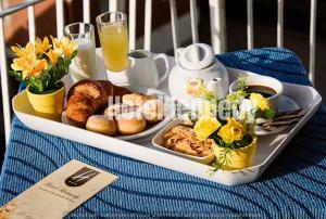 uma bandeja de alimentos e bebidas para o pequeno-almoço numa mesa em Hotel Kennedy em Lido di Savio