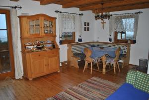 een keuken met een tafel en stoelen en een eetkamer bij Schlintl-Hof in Liebenfels