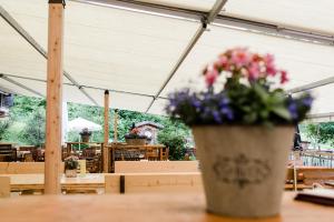 Reštaurácia alebo iné gastronomické zariadenie v ubytovaní Das Naturhotel die Eng