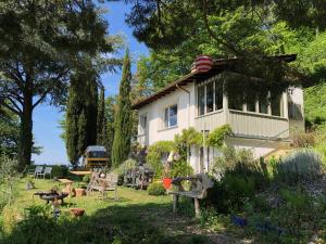 une maison avec un jardin en face dans l'établissement Lovely villa in Lavaux with unique view !, à Chardonne