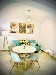 ein Wohnzimmer mit einem Tisch und einem Sofa in der Unterkunft Apartamentos Villas Romanas in Merida