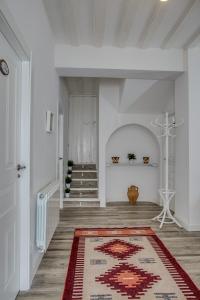 un pasillo con una alfombra en el suelo y una escalera en Casa La Cuadra, en Brunete