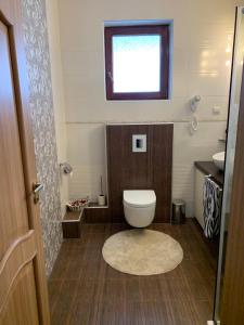 uma casa de banho com um WC e uma janela em Boutique House Belevi em Nessebar