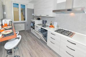 Appartamento Lido Mareにあるキッチンまたは簡易キッチン
