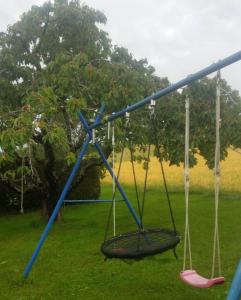 une balançoire dans un parc avec un arbre dans l'établissement Ferienwohnung Schmotzle, à Überlingen