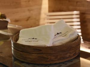 a wooden barrel filled with towels on a table at Europa Mountain Apartments in Alleghe