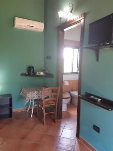 - une salle à manger avec une table, une table et des chaises dans l'établissement Agriturismo Il Pozzo Antico, à Mascali