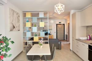 Η κουζίνα ή μικρή κουζίνα στο Fanta Sea Apartament Spa n Pool Beach resort