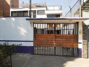 un edificio con una puerta y una valla en Colibrí B&B, en Ciudad de México