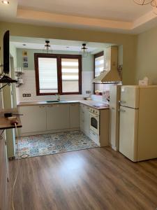 uma cozinha com um frigorífico branco e um lavatório em Boutique House Belevi em Nessebar