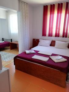 1 dormitorio con 1 cama con 2 toallas en Panos, en 2 Mai