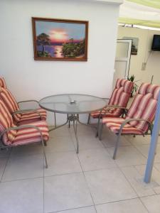 een tafel en twee stoelen en een tafel en een foto bij Panos in 2 Mai