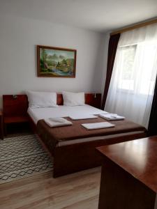 1 dormitorio con 1 cama con 2 toallas en Panos, en 2 Mai