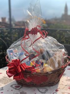a basket with a cat inside of it at Casa Jaqueline ( Attico ) in Venice