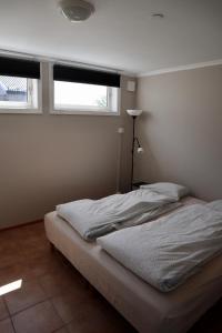 Tempat tidur dalam kamar di Praktisk leilighet i Kristiansand til 5