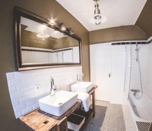 Un baño con lavabo, espejo y ducha. en Blois, vue panoramique Loire, en Blois 23 fotos más