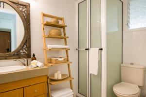 Un baño con ducha, inodoro y lavabo. en Luminous Sea, en Haifa 20 fotos más