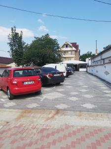 een groep auto's geparkeerd op een parkeerplaats bij Panos in 2 Mai