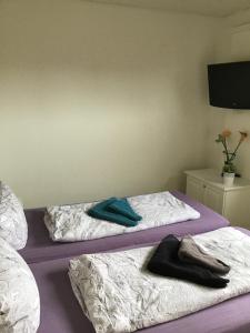 - 2 lits dans une chambre avec des serviettes dans l'établissement Haus Dünenblick (OG), à Borkum