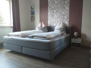 łóżko z 2 poduszkami w pokoju w obiekcie Ferienwohnung Radebeul Self Check-in w mieście Radebeul