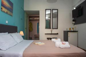 1 dormitorio con 1 cama grande y toallas. en Alkion Hotel, en Stalós