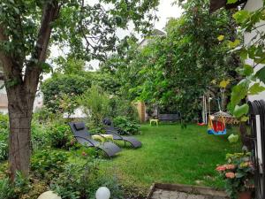 Ein Garten an der Unterkunft Ferienwohnung Röschen