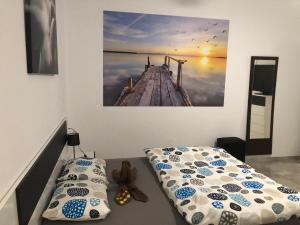 ein Schlafzimmer mit 2 Betten und ein Bild von einem Pier in der Unterkunft Casa Niky 25 in Puerto del Rosario