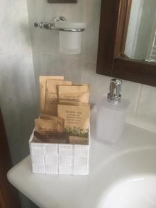 uma pilha de caixas em cima do lavatório da casa de banho em Casale 2020 em Brindisi