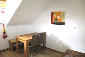 uma sala de jantar com uma mesa de madeira e cadeiras em Ferienwohnung Brandstatter em Windischgarsten
