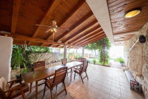 een eetkamer met een lange tafel en stoelen bij Apartments Leonarda in Murter