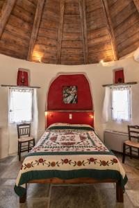 Postel nebo postele na pokoji v ubytování Old Windmill in Triandaros village