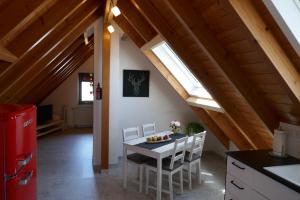 a kitchen with a table with a bowl of fruit on it at Moderne 2 Zi - FeWo Weinbergliebe am Tuniberg zwischen Freiburg und Frankreich in Merdingen