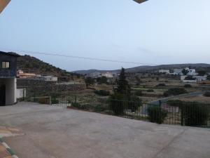 vistas a la ciudad desde el balcón de una casa en منزل ريفي بناء حجري en Al Assan