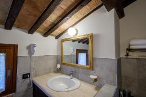 サン・マルティーノ・イン・カンポにあるBed & Breakfast Zoccoの洗面台と鏡のあるバスルーム +36枚の写真
