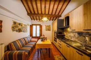 サン・マルティーノ・イン・カンポにあるBed & Breakfast Zoccoのソファとテーブルのあるリビングルーム