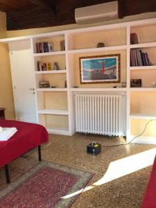 ein Wohnzimmer mit weißen Regalen und einem Heizkörper in der Unterkunft Casa San Severo in Venedig