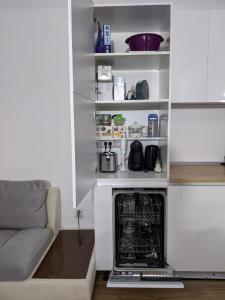 a living room with a fireplace and a couch at Mamaia centru Kids friendly apartament in Mamaia