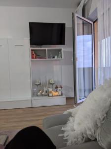 a living room with a tv and a couch at Mamaia centru Kids friendly apartament in Mamaia +36 photos