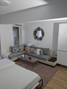 a living room with a couch and a table at Mamaia centru Kids friendly apartament in Mamaia
