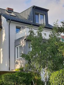 a house with a balcony on top of it at Haus Apricum - schön wohnen & gratis parken in Vienna