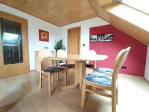 ein Esszimmer mit einem Tisch und Stühlen in der Unterkunft Ferienwohnung Haus Rosa in Nüdlingen