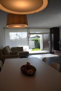 salon ze stołem i talerzem jedzenia w obiekcie Bonito apartamento con jardín w mieście Platja  d'Aro
