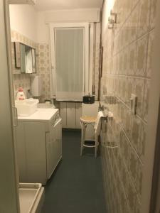 a small bathroom with a sink and a toilet at Casa Fantasy in Venice